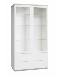 Hiipakka Anton vitriini laatikoilla