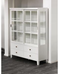 Niemi Gustav vitriini jaloilla, valkoinen