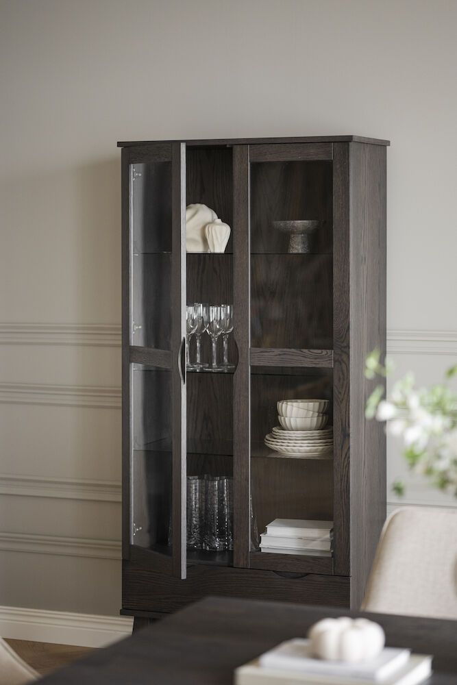 Rowico Filippa korkea vitriini, tummanruskea tammi