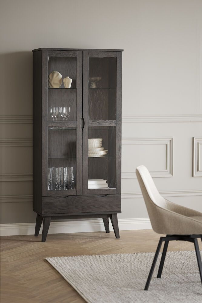 Rowico Filippa korkea vitriini, tummanruskea tammi