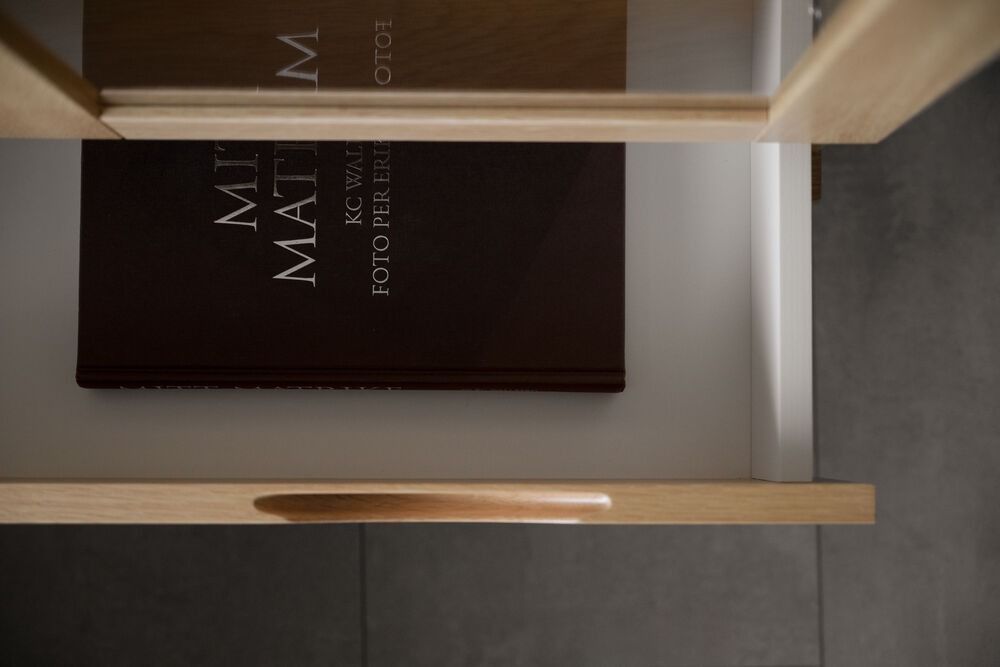 Rowico Filippa korkea vitriini, tammi