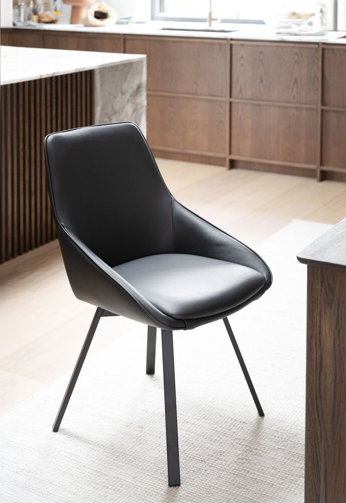 Rowico Alison ruokapöydän tuoli, musta nahka / mustat metallijalat