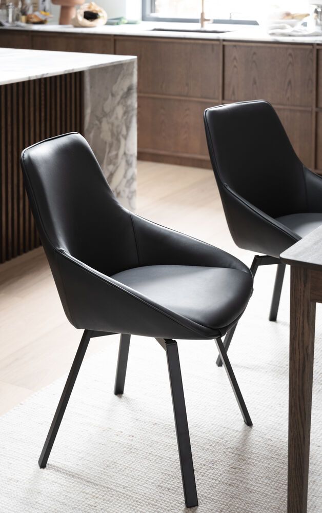 Rowico Alison ruokapöydän tuoli, musta nahka / mustat metallijalat