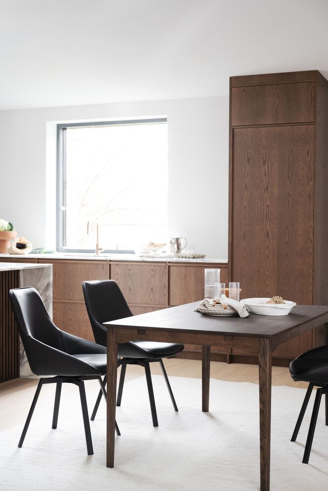 Rowico Alison ruokapöydän tuoli, musta nahka / mustat metallijalat