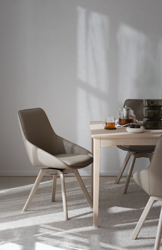 Rowico Alison ruokapöydän tuoli, beige nahka / valkopesty tammi