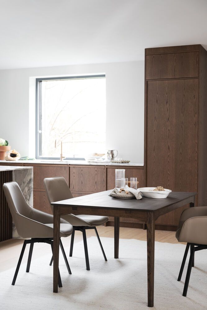 Rowico Alison ruokapöydän tuoli, beige nahka / mustat metallijalat