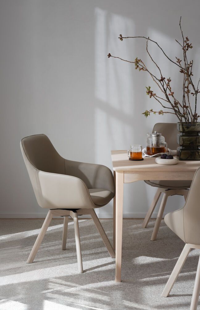 Rowico Alison nojatuoli, beige nahka/valkopesty tammi