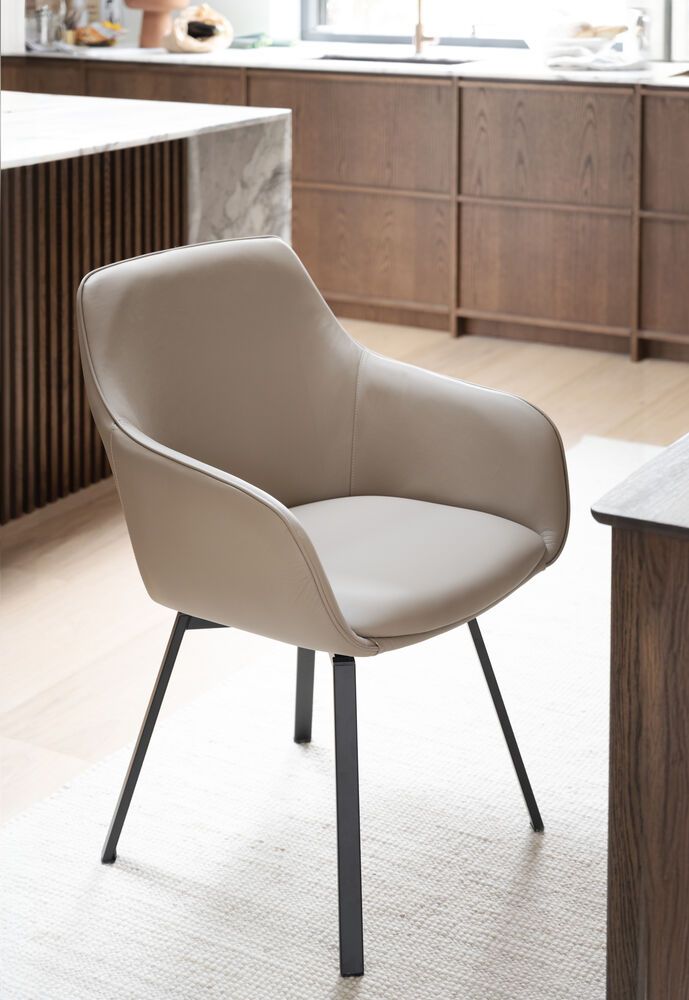 Rowico Alison nojatuoli, beige nahka/mustat metallijalat