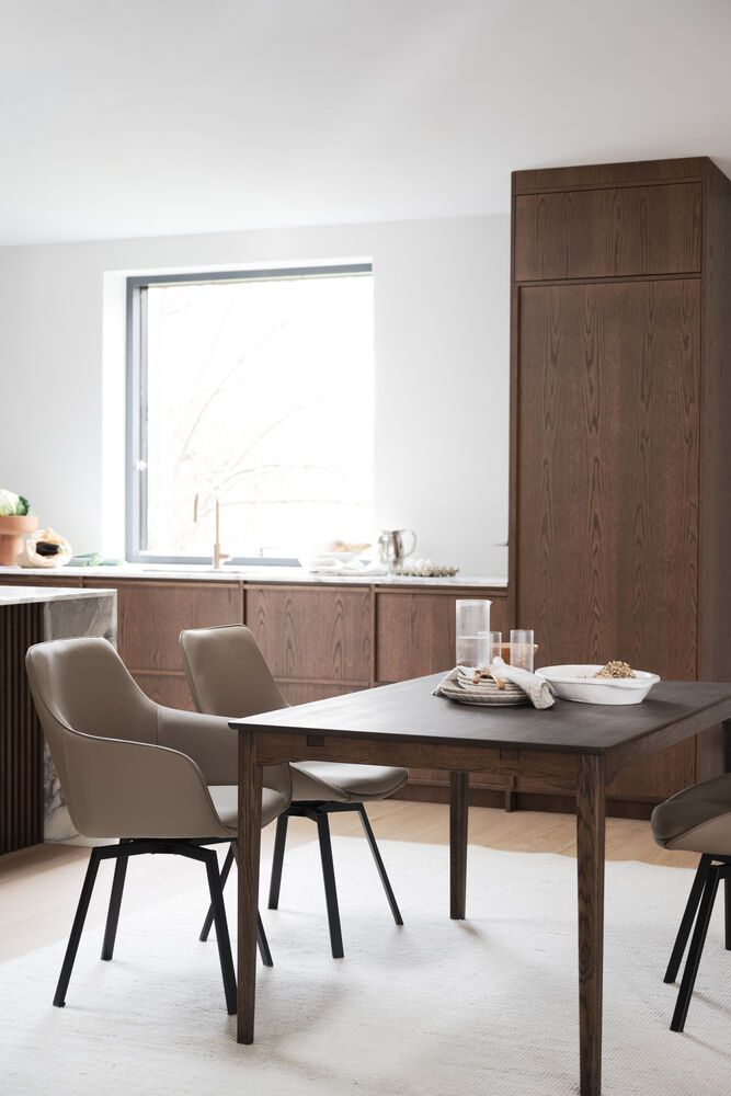 Rowico Alison nojatuoli, beige nahka/mustat metallijalat