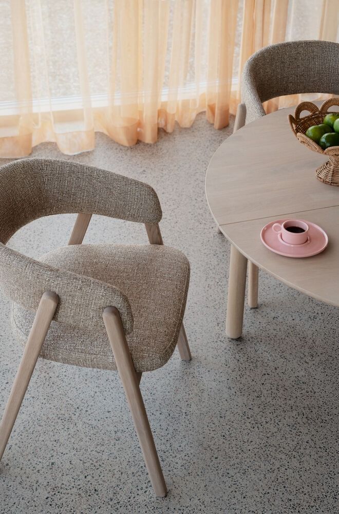 Rowico Barnaby nojatuoli, valkopesty tammi/beige