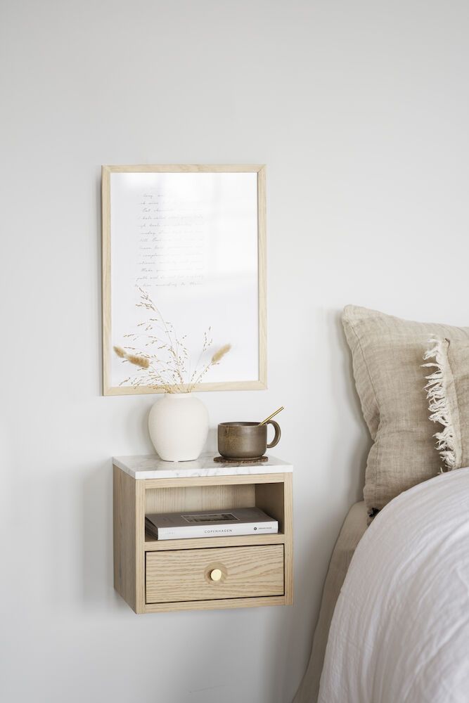 Rowico Whitmore seinään kiinnitettävä yöpöytä, jossa yksi laatikko ja avolokerikko. Väri valkopesty tammi.