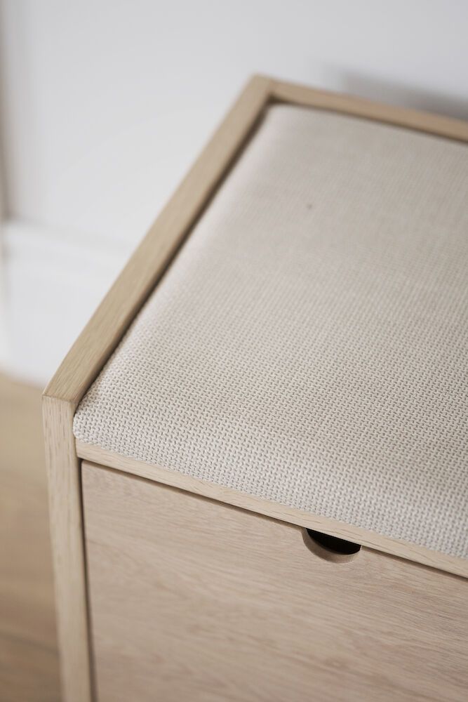 Rowico Hillmond-istuinpenkki 2-laatikolla, valkopesty tammi/beige