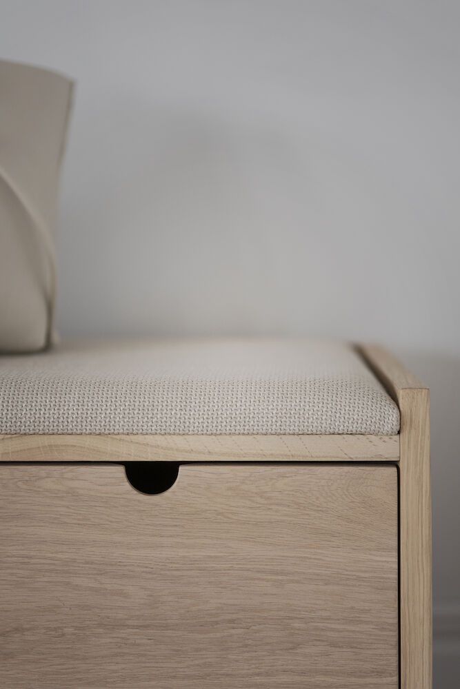 Rowico Hillmond-istuinpenkki 2-laatikolla, valkopesty tammi/beige