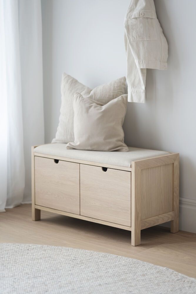 Rowico Hillmond-istuinpenkki 2-laatikolla, valkopesty tammi/beige