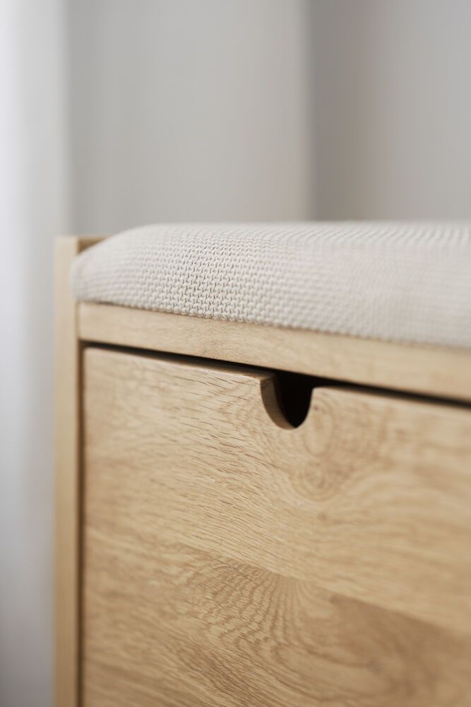 Rowico Hillmond-istuinpenkki 2-laatikolla, lakattu tammi/beige