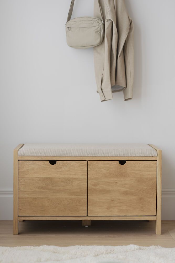 Rowico Hillmond-istuinpenkki 2-laatikolla, lakattu tammi/beige