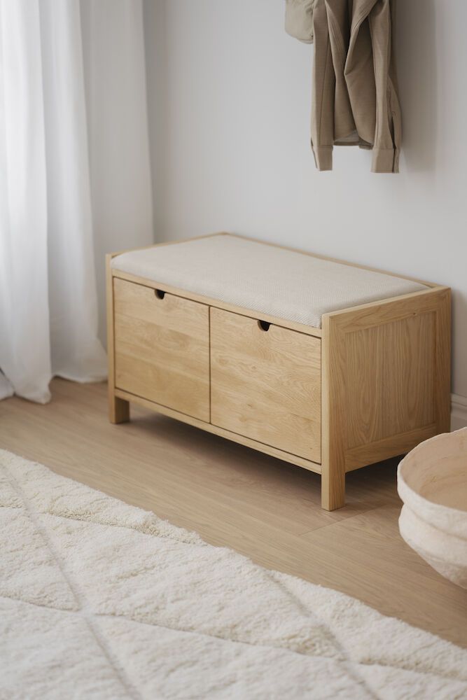 Rowico Hillmond-istuinpenkki 2-laatikolla, lakattu tammi/beige