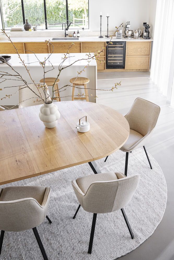 Rowico  Maddock pyöreä ruokapöytä Ø135, tammi/musta