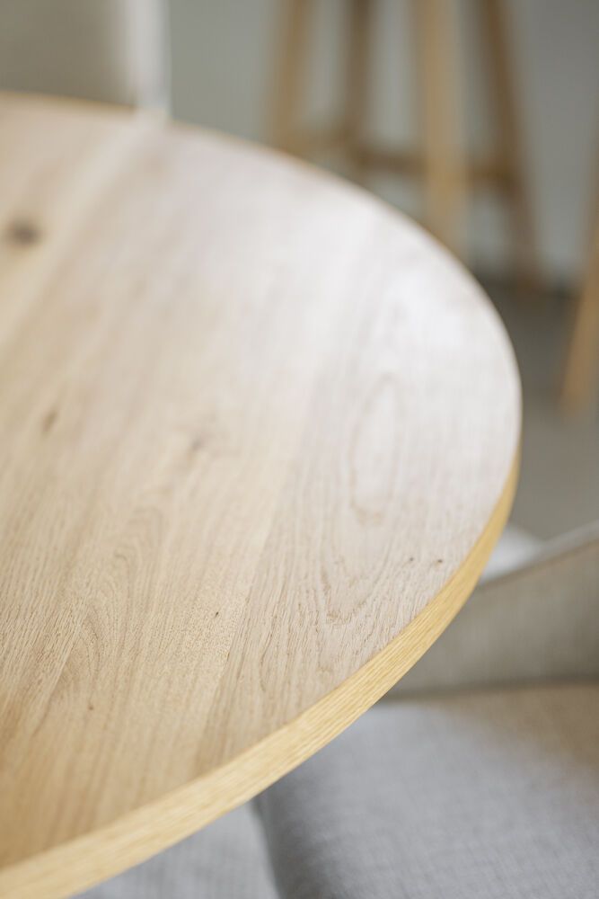 Rowico  Maddock pyöreä ruokapöytä Ø135, tammi/musta