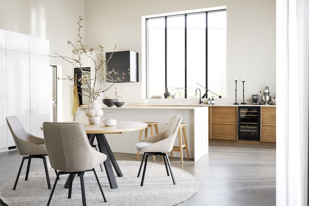 Rowico  Maddock pyöreä ruokapöytä Ø135, tammi/musta