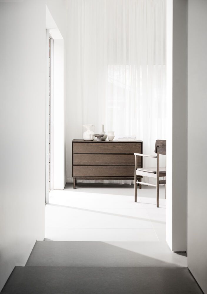 Rowico Mackay leveä lipasto, ruskea tammi