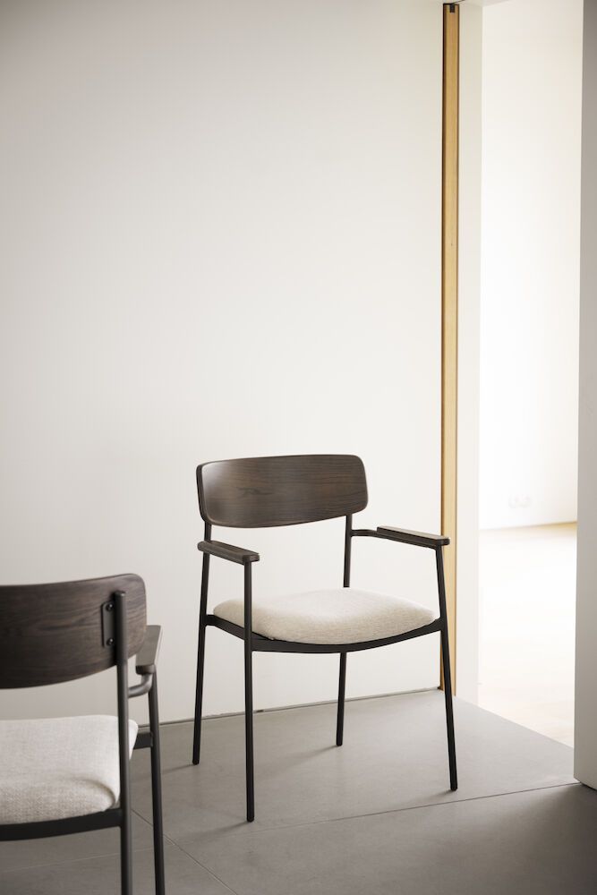 Rowico Maymont käsinojatuoli, ruskea tammi