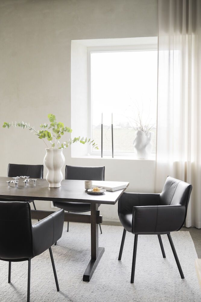 Rowico Hinckley käsinojatuoli, musta nahka