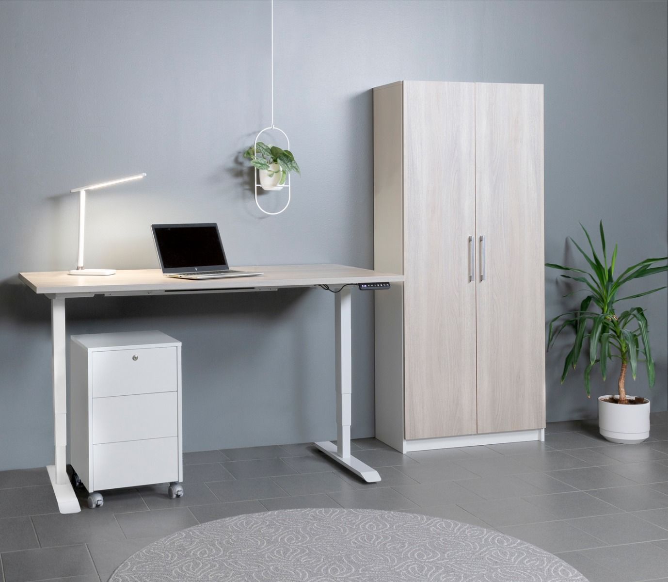 Hiipakka Ergo sähköpöytä mustalla jalalla