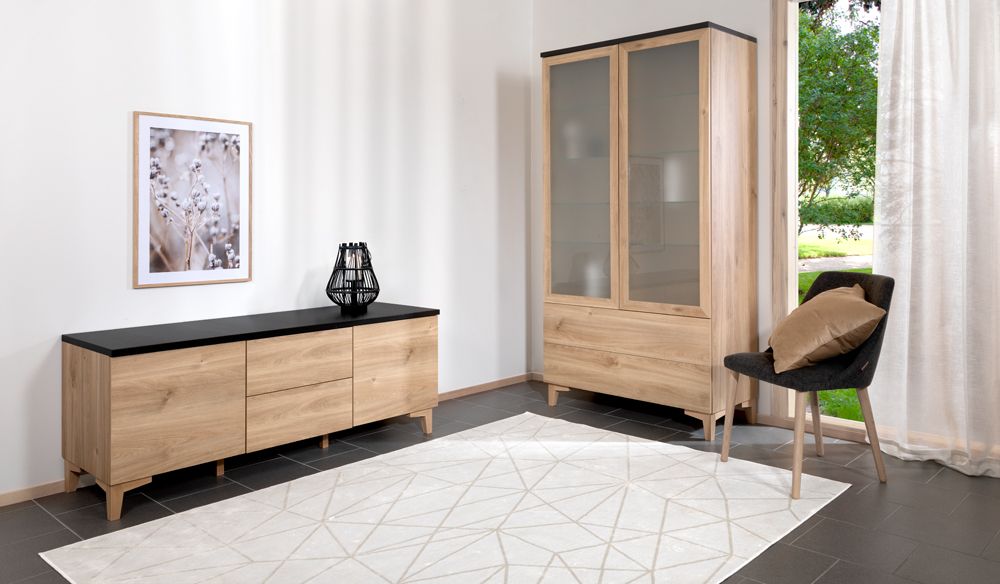 Hiipakka Niklas korkea vitriini, laatikoilla