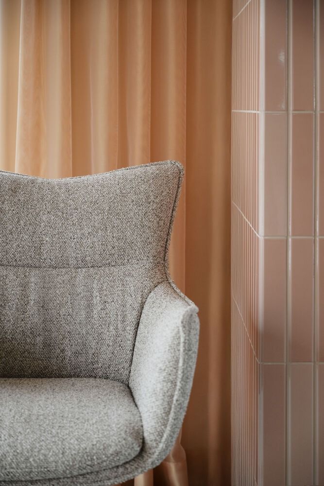 Rowico Fresno nojatuoli, beige/musta