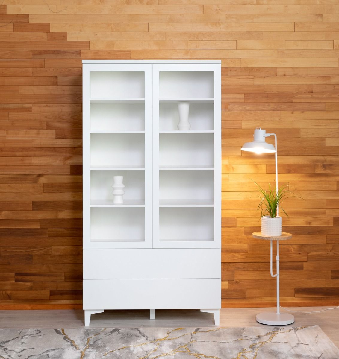 Hiipakka Anton vitriini laatikoilla