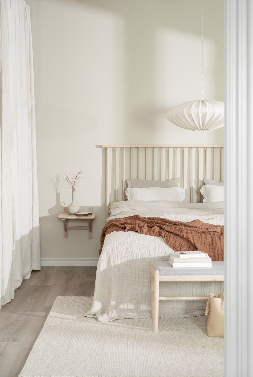 Rowico Camrose seinään kiinnitettävä yöpöytä, valkopesty