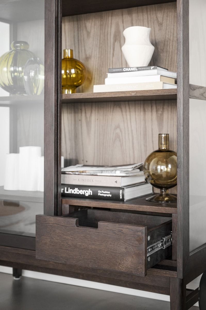 Rowico Hazelton vitriini, ruskea