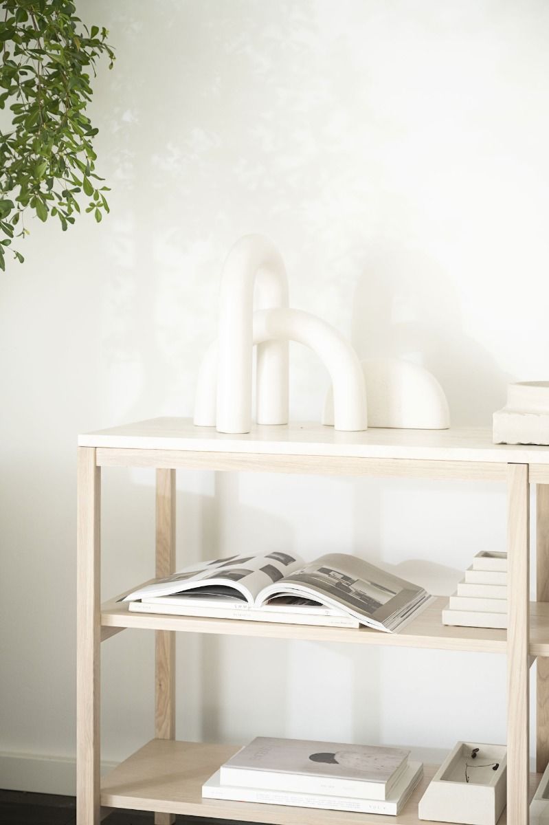 Rowico Orwel sivupöytä, beige/valkopesty