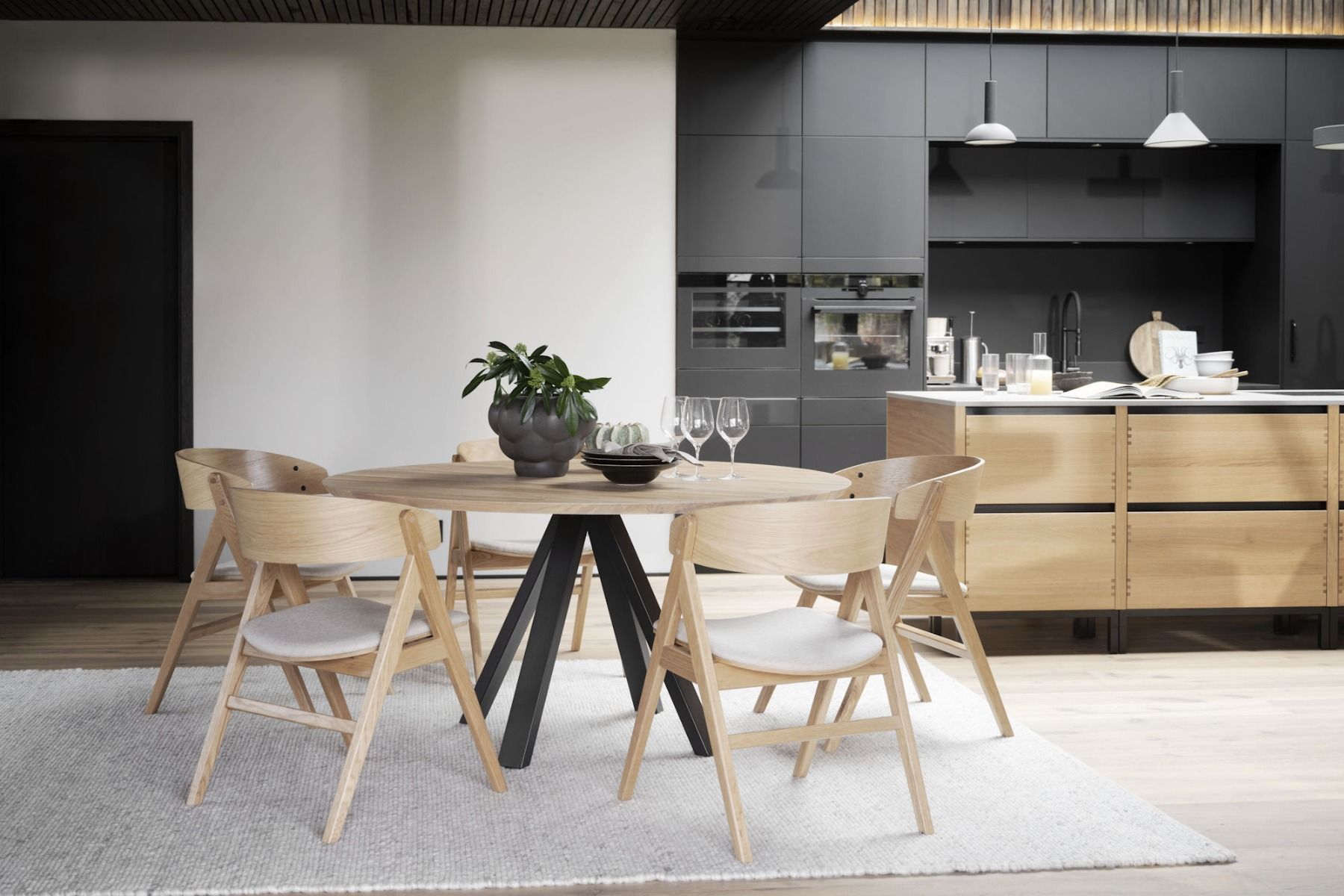 Rowico Carradale pyöreä ruokapöytä Ø150 V-jalalla, tammi/musta