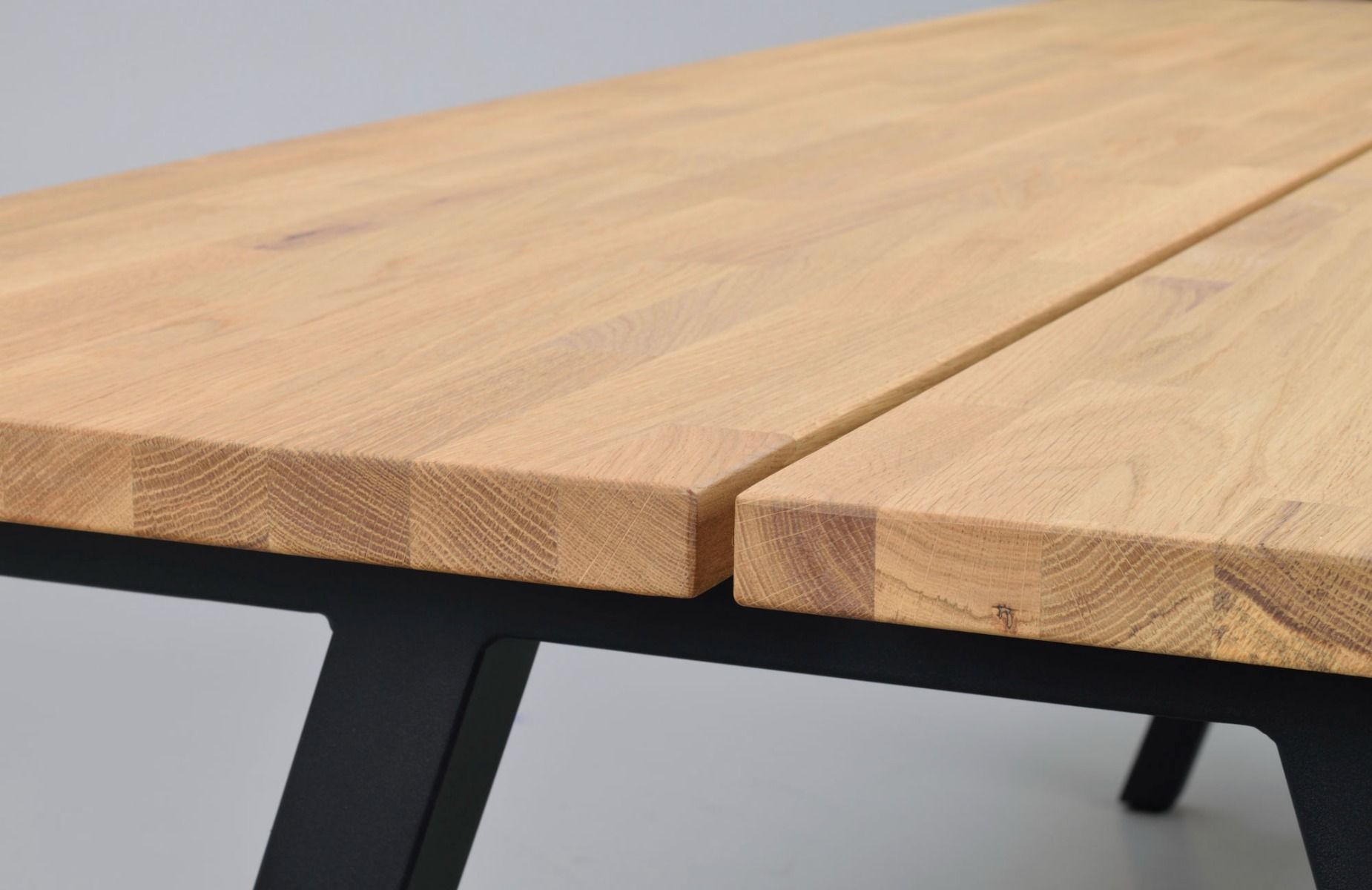 Rowico Carradale ruokapöytä 220cm A-jalalla, tammi/musta