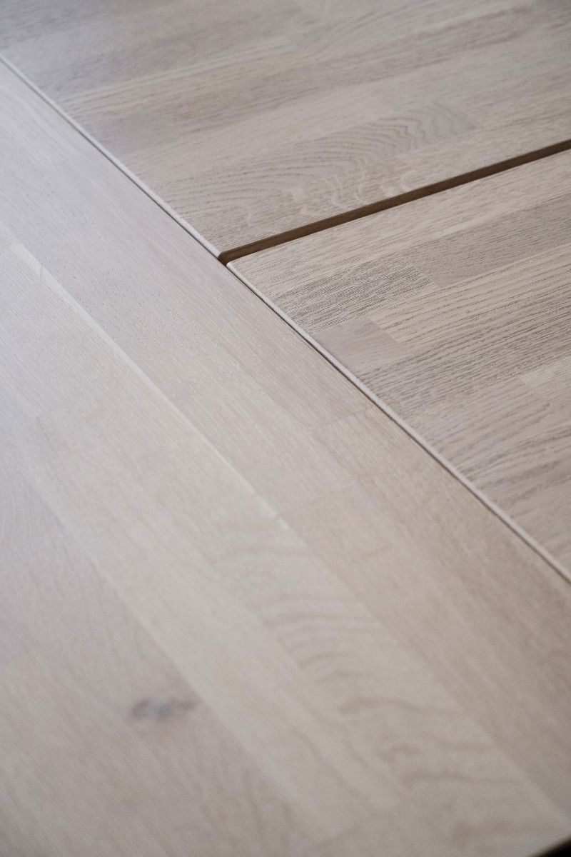 Rowico Carradale ruokapöytä 170cm A-jalalla, valkopesty tammi/musta