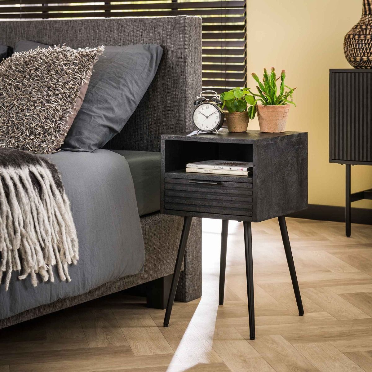 Musat yöpöytä / kukkapöytä yhdellä avoimella lokerolla sekä puisella vetolaatikolla