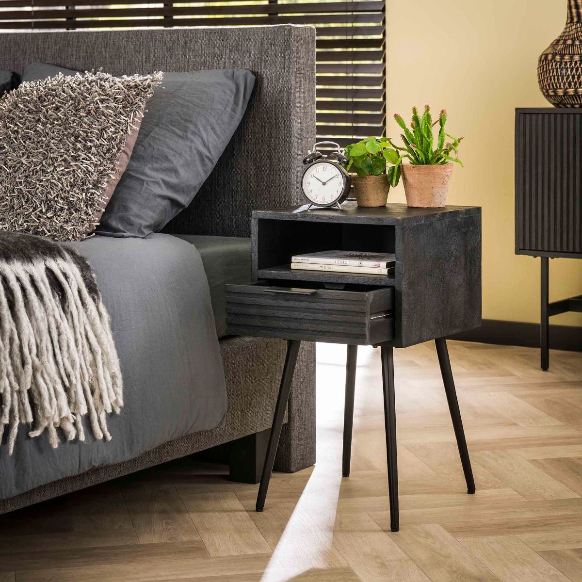 Amsterdam yöpöytä, Marina musta