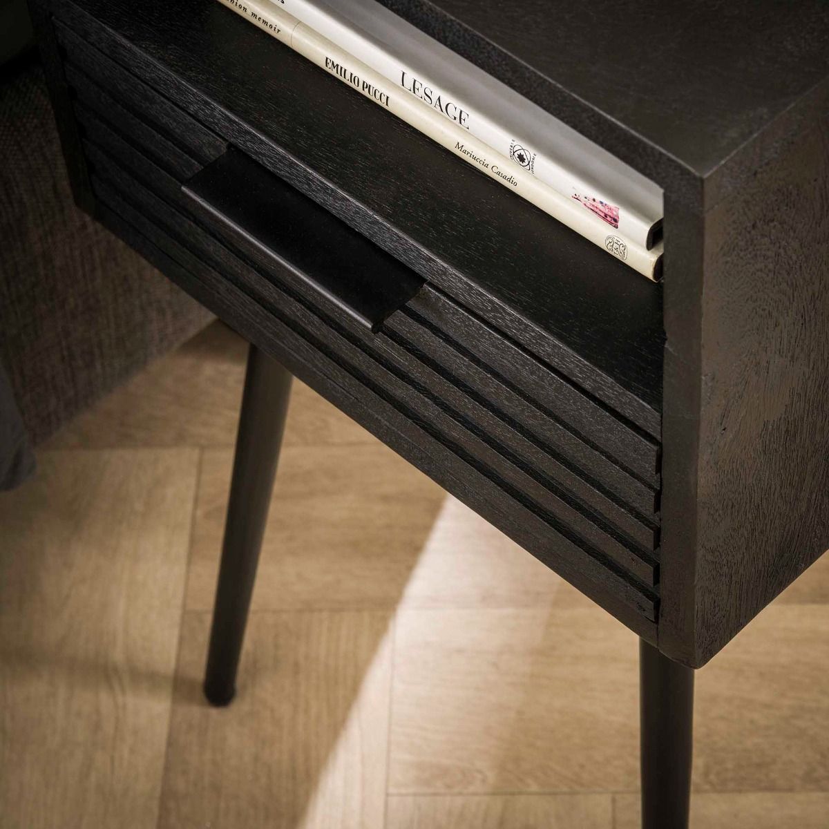 Amsterdam yöpöytä, Marina musta