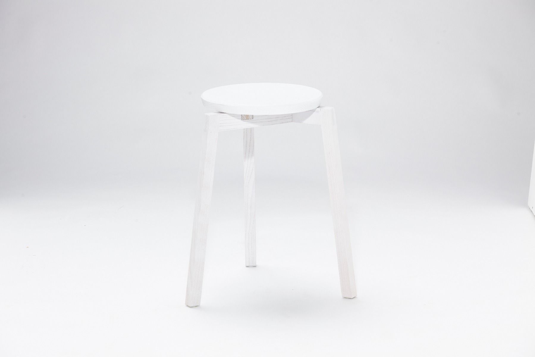 puulon valkoinen jakkara