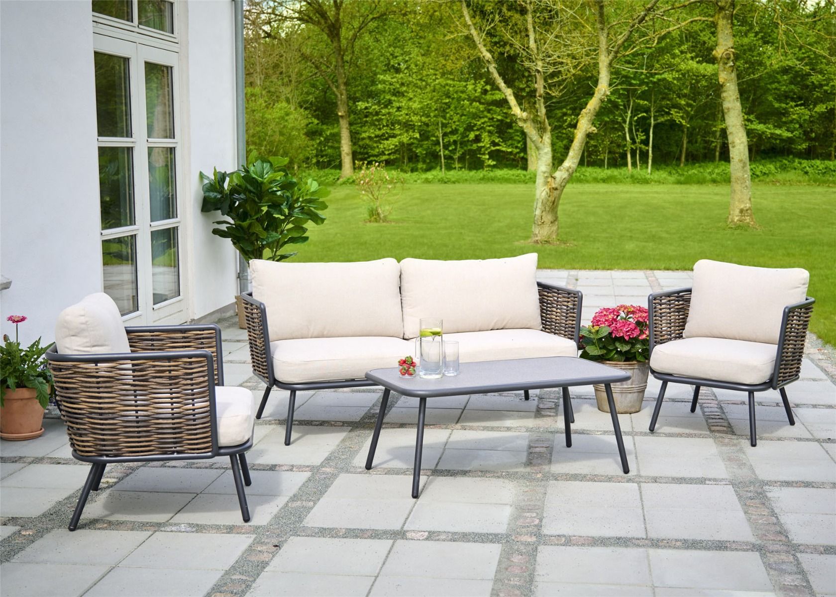 Paksupunoksinen polyrottinki sohvakalusto, jossa sohva, kaksi nojatuolia sekä sohvapöytä