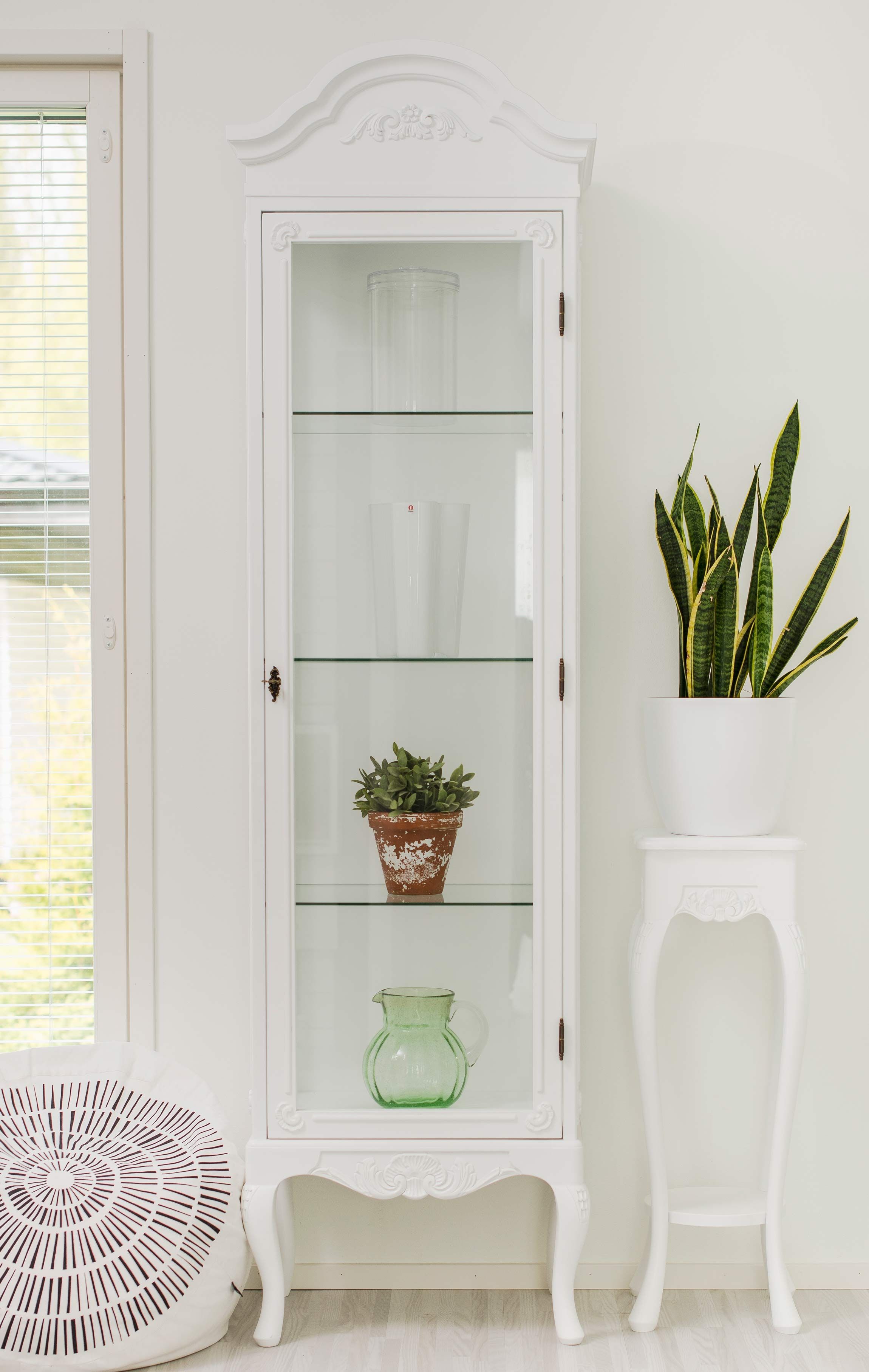 Laitala Talonpoikaisrokokoo vitriini, paljon värejä