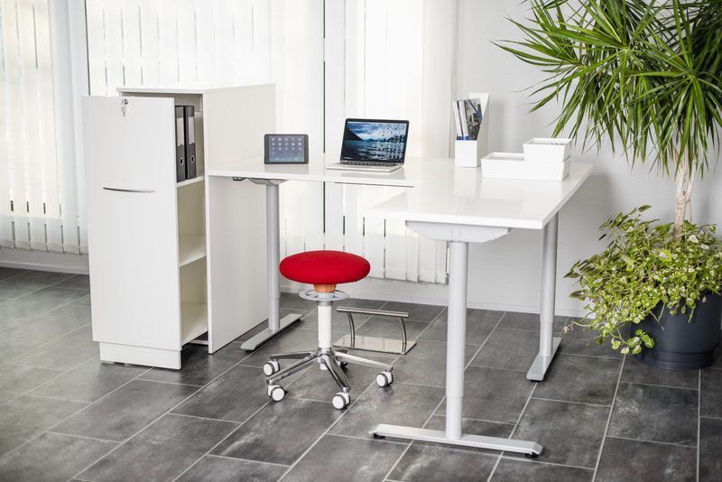 Mauno Tuppi Oy sähkösäätöiset työpöydät