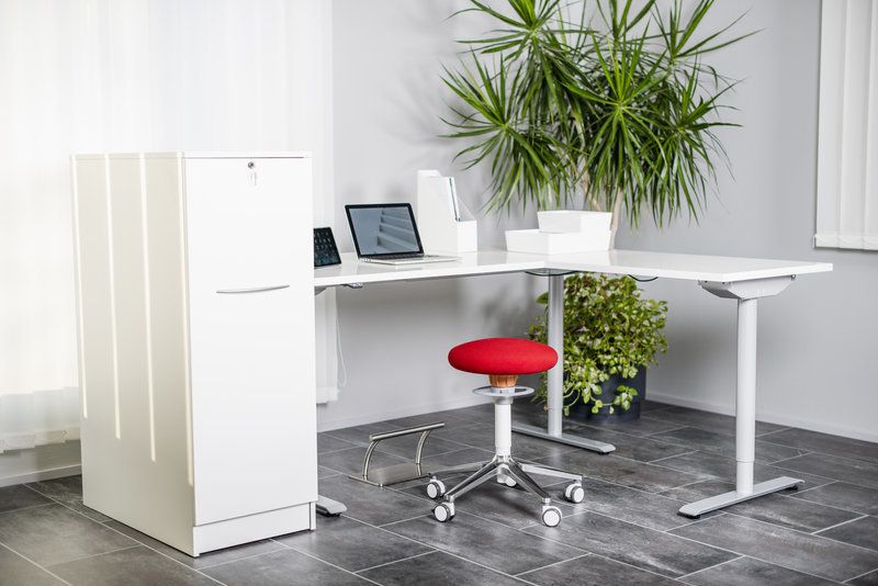 Mauno Tuppi Oy sähkösäätöiset työpöydät