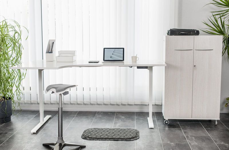 Mauno Tuppi Oy sähkösäätöiset työpöydät