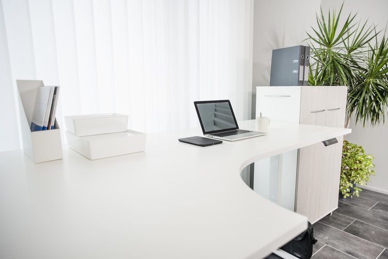 Mauno Tuppi Oy sähkösäätöiset työpöydät