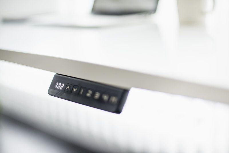 Mauno Tuppi Oy sähkösäätöiset työpöydät