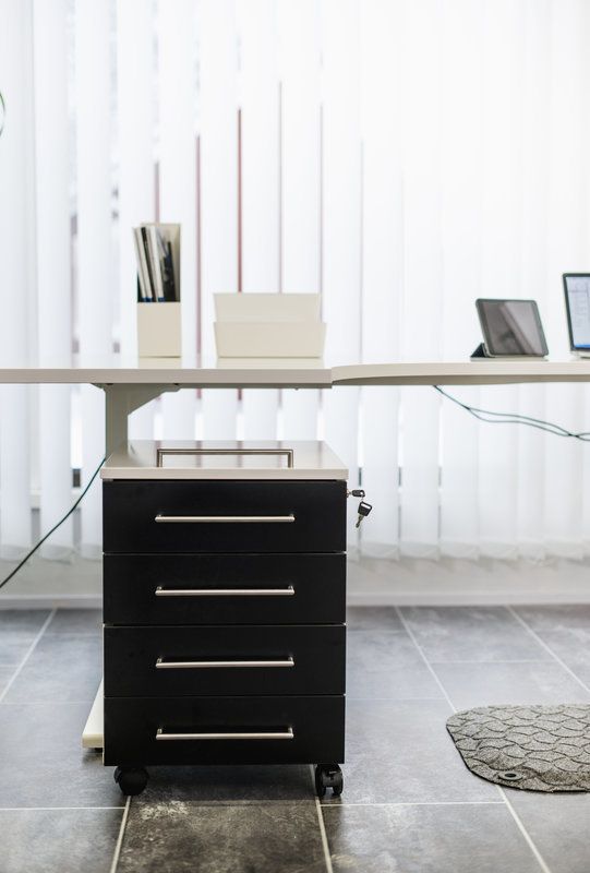 Mauno Tuppi Oy sähkösäätöiset työpöydät