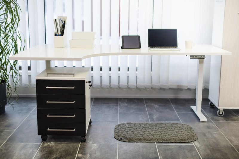 Mauno Tuppi Oy sähkösäätöiset työpöydät